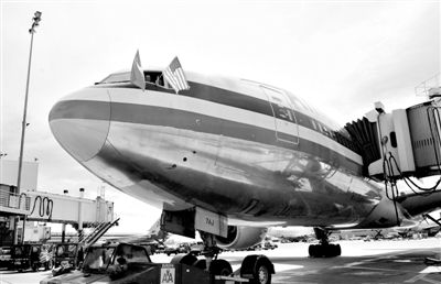 2011年4月5日，美國航空公司為洛杉磯至上海首條直飛航線的開通舉行剪彩儀式。目前，美國航空、美國聯合航空和達美航空已經向中國提交了飛行計劃。