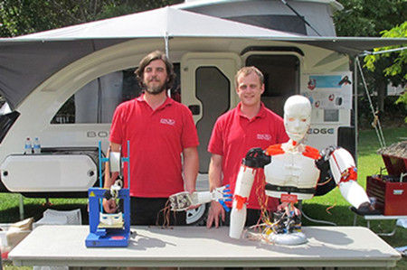 皮尤和尼克爾斯基與他們的3D機器人。