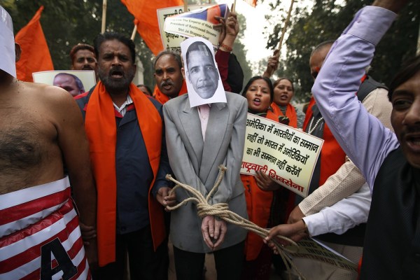 印度新德里民眾憤而示威抗議。