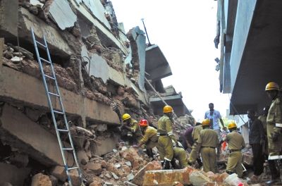 4日，印度卡納科納，救援人員正在搜尋被掩埋的幸存者和遇難者遺體。圖/東方IC