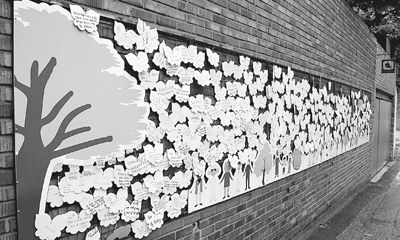 參觀者們?cè)趹?zhàn)爭(zhēng)與女性人權(quán)博物館的留言墻上貼滿(mǎn)了留言 參觀者們?cè)趹?zhàn)爭(zhēng)與女性人權(quán)博物館的留言墻上貼滿(mǎn)了留言