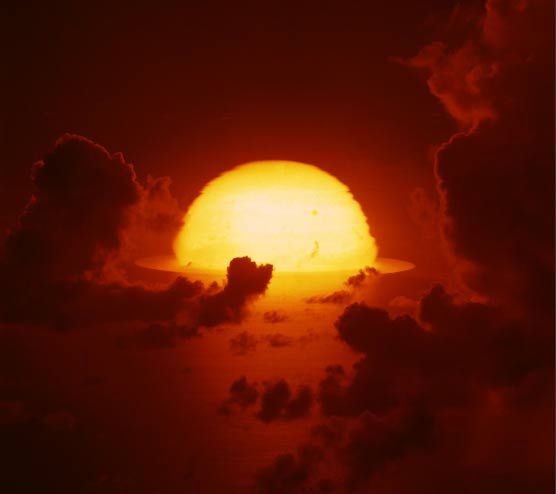 1961年，南太平洋上空，氫彈爆炸后的大火球開(kāi)始擴(kuò)散。