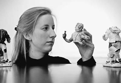 在英國倫敦，拍賣行員工展示邁森瓷器。