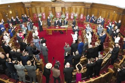 29日，倫敦，一對同性伴侶舉行結(jié)婚儀式。