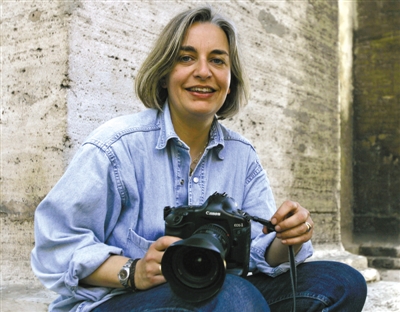 4日，安雅·尼德林豪斯在報(bào)道阿富汗大選期間被槍殺。