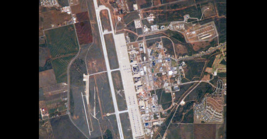 美國一架客機(jī)因機(jī)艙壓力異常緊急迫降(圖)