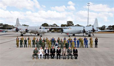 4月29日，參與搜尋馬航失聯(lián)客機的多國軍人和軍機在珀斯皮爾斯空軍基地合影。5月1日，馬航宣布搜尋進入新階段，重點將借助不同技術(shù)擴大海底搜尋。