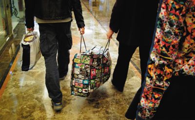 5月2日，馬航乘客家屬離開麗都飯店。當日，麗都飯店二層家屬區(qū)正式關(guān)閉，大部分家屬返鄉(xiāng)。