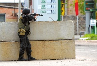 　5日，在烏東部城市斯拉維揚(yáng)斯克附近，一名烏克蘭士兵守衛(wèi)一處檢查站。