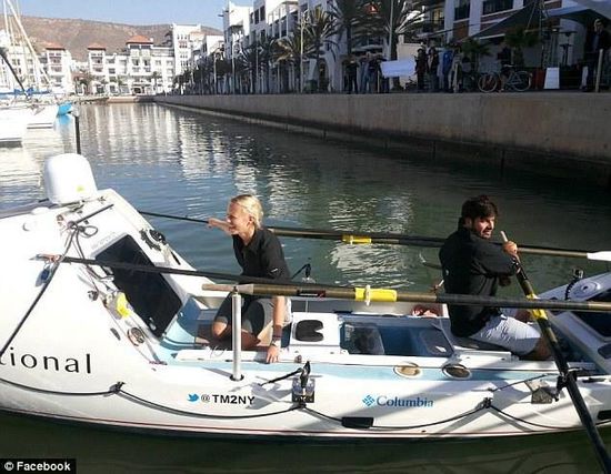 男女主角與他們的“小伙伴”，名叫“馬迪巴精神”的皮劃艇。