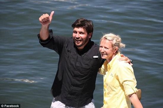 抵達(dá)邁阿密時(shí)，曼瑟驕傲地豎起了大拇指。