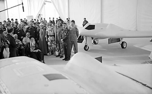 　哈梅內(nèi)伊（中）11日參觀伊朗版RQ-170無(wú)人機(jī)。