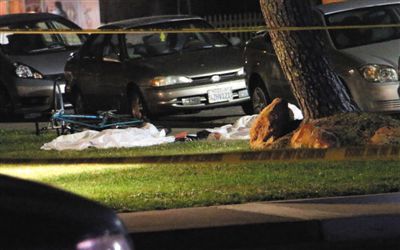 5月23日在美國加州大學(xué)圣巴巴拉分校附近的槍擊現(xiàn)場拍攝的死者遺體。