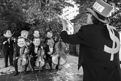 4日在布魯塞爾，非政府組織『樂施會(huì)』成員戴著七國首腦面具演奏名曲《錢錢》，批評(píng)七國政策導(dǎo)致全球貧富差