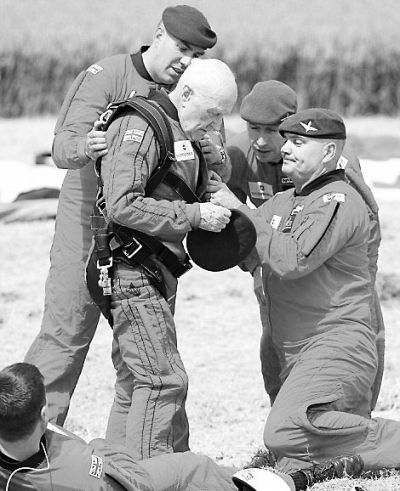 89歲的赫頓再次于70年前同一地點(diǎn)參加雙人跳傘。