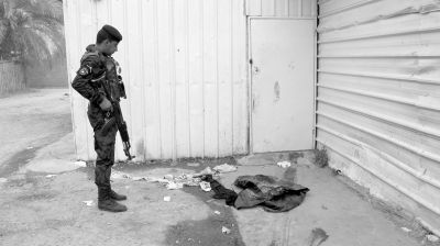 7月13日，伊拉克巴格達，警察在發(fā)生槍殺案的現(xiàn)場勘察。