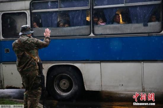 烏克蘭頓涅茨克，烏克蘭政府軍對當(dāng)?shù)爻掷m(xù)炮擊，民眾為躲避戰(zhàn)火，紛紛登上列車離開。