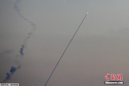 當(dāng)?shù)貢r(shí)間2014年7月13日，以色列斯德洛特，從加沙地帶飛往以色列境內(nèi)的導(dǎo)彈劃破夜空。