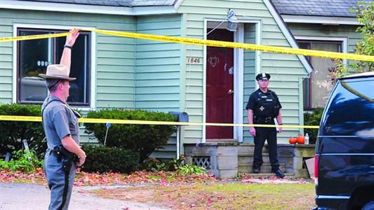 8日，紐約州當(dāng)?shù)鼐旆怄i案發(fā)現(xiàn)場。