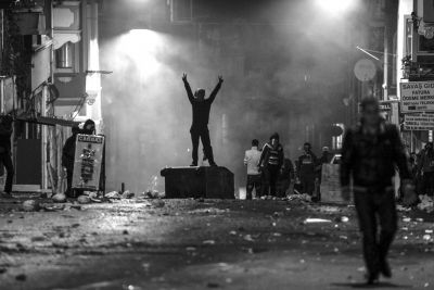 　10月8日，在土耳其伊斯坦布爾，同情難民遭遇的庫(kù)爾德人進(jìn)行游行示威，指責(zé)政府應(yīng)對(duì)“伊斯蘭國(guó)”武裝不