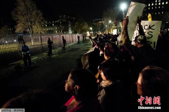 美國(guó)白宮前擠滿了抗議槍殺黑人青年的白人警察免遭起訴案件的美國(guó)民眾。
