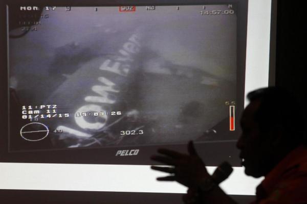 這是1月14日新加坡國(guó)防部長(zhǎng)黃永宏在其社交網(wǎng)站上傳的亞航失事航班QZ8501機(jī)身照片。