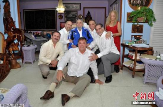 當?shù)貢r間2015年2月28日，古巴哈瓦那，古巴前領(lǐng)導(dǎo)人菲德爾·卡斯特羅接見被美國釋放的5名間諜合影。