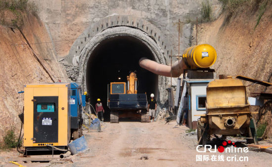 斯里蘭卡南部鐵路項(xiàng)目隧道施工現(xiàn)場(chǎng)。(攝影：孫洋)