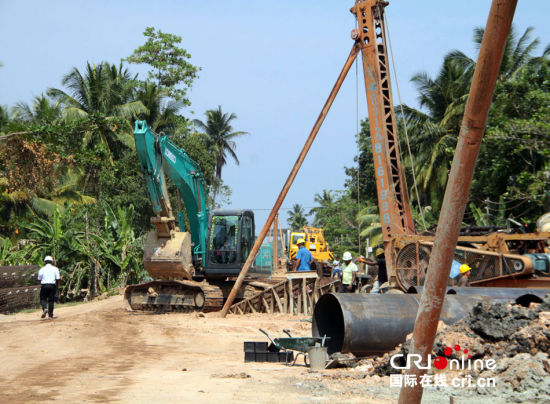 　斯里蘭卡南部鐵路項(xiàng)目施工現(xiàn)場(chǎng)。一臺(tái)打樁機(jī)正在進(jìn)行鐵路橋橋墩作業(yè)。(攝影：孫洋)