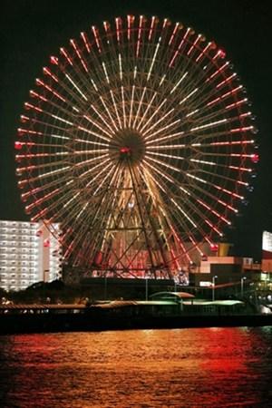 圖為該地晚上的夜景。