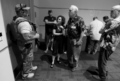 　5月3日，警察在案發(fā)后暫時(shí)阻止與會(huì)者離開展覽。