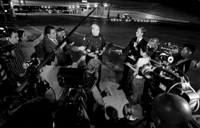 警方發(fā)言人接受記者采訪。