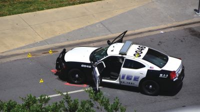 被槍手擊中的警車。新華社發(fā)