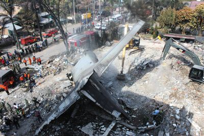 7月1日，搜救人員在印尼軍機墜毀現(xiàn)場進行搜救和清理工作。