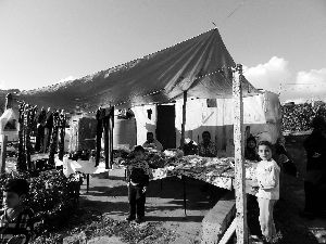 黎巴嫩一敘利亞難民營，難民支起攤鋪賣衣服掙錢。