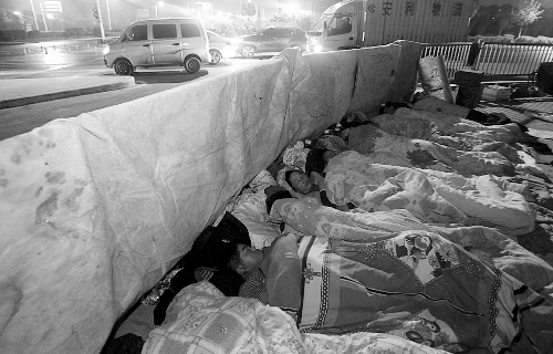 在寒冷的冬夜，為了能省點(diǎn)錢，方便接活，民工們?nèi)运跇蛳隆? complete=