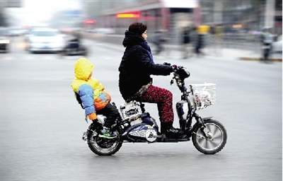 昨日下午，隴海西路桐柏路口，紅燈亮起的瞬間一輛電動(dòng)車(chē)闖過(guò)路口。