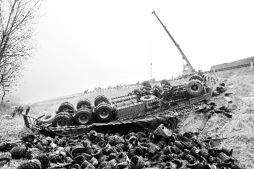 　一輛貨車沖開護(hù)欄翻下高速，輪胎散落一旁