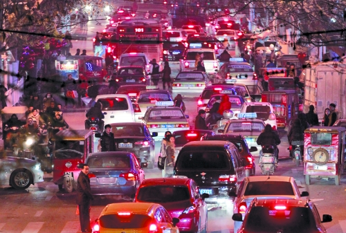 昨晚11點(diǎn)，二七廣場(chǎng)仍較擁堵。圖為東太康路在擁堵中。