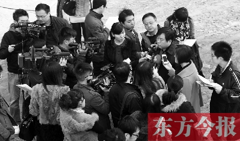 經(jīng)適房“下課”，公租房的申請(qǐng)、租金等備受關(guān)注，圖為鄭州市房管局規(guī)劃和住房保障處處長(zhǎng)馮榮智被媒體記者“