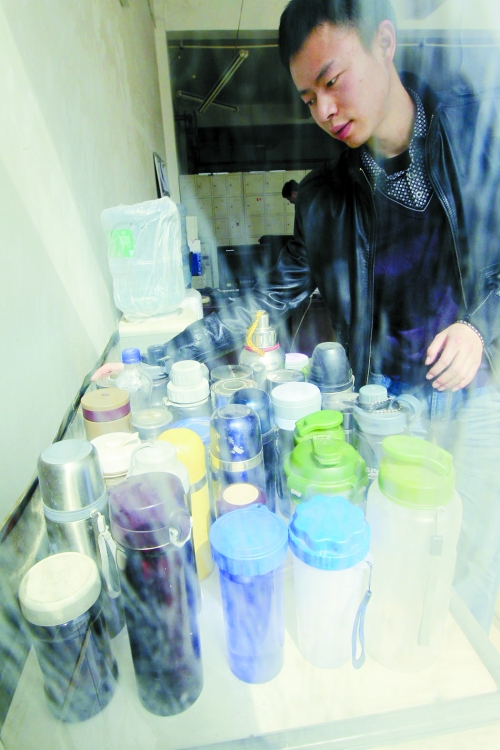 怕堵在路上，公交司機(jī)不敢喝水，把杯子放在了調(diào)度室