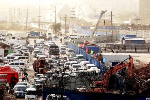 昨日上午，京廣路與南三環(huán)交叉口附近堵成了一鍋粥