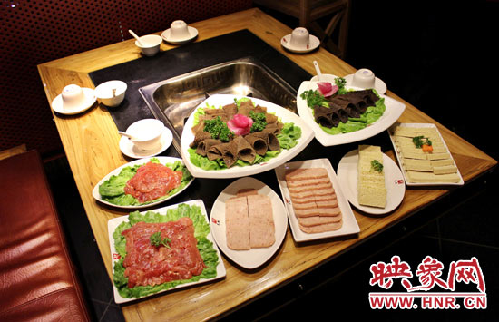 巴奴毛肚火鍋主打的就是半份的菜品。例如這個(gè)巴奴毛肚，整份的是42元，而半份只要21元，既便宜又實(shí)惠。