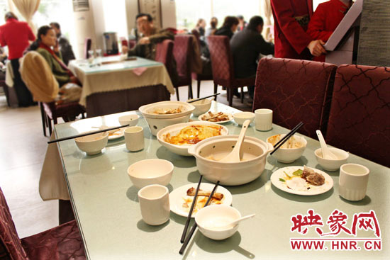 3月22日，阿五美食英協(xié)路店幾位顧客用完餐后，盤子里的食物所剩無(wú)幾。