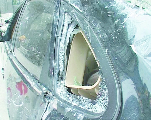 爆炸導致部分窗玻璃碎裂掉落,殃及樓下停放的轎車。