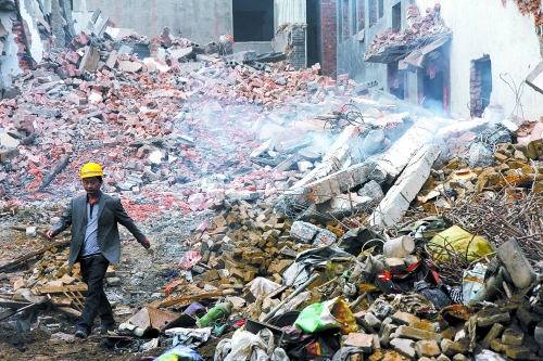 一座清朝老宅被一把火燒成了灰燼。透過青煙，才能看到它曾存在過的痕跡