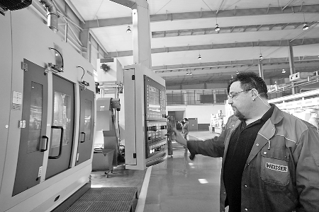 　　▲5月7日，來自德國的專家正在中原內(nèi)配股份有限公司的生產(chǎn)線上調(diào)試設(shè)備。