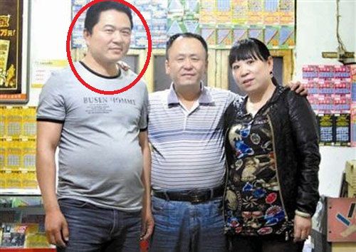 中獎?wù)呲w應(yīng)光(左 腦袋畫了紅圈圈那位大哥)和彩票投注站老板張老二(中)及張老二的妻子合影 中獎?wù)呲w應(yīng)光(左 腦袋畫了紅圈圈那位大哥)和彩票投注站老板張老二(中)及張老二的妻子合影