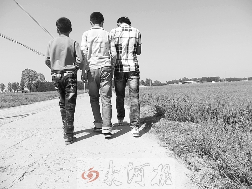 親眼目睹小伙伴在自己面前慘遭橫禍,三個(gè)孩子變得異常沉默。