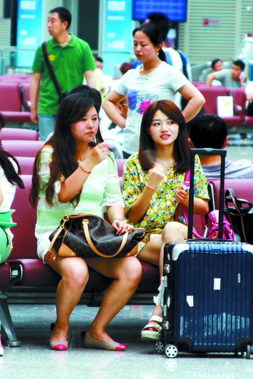 實在太熱，有個美女拿身份證當扇子用